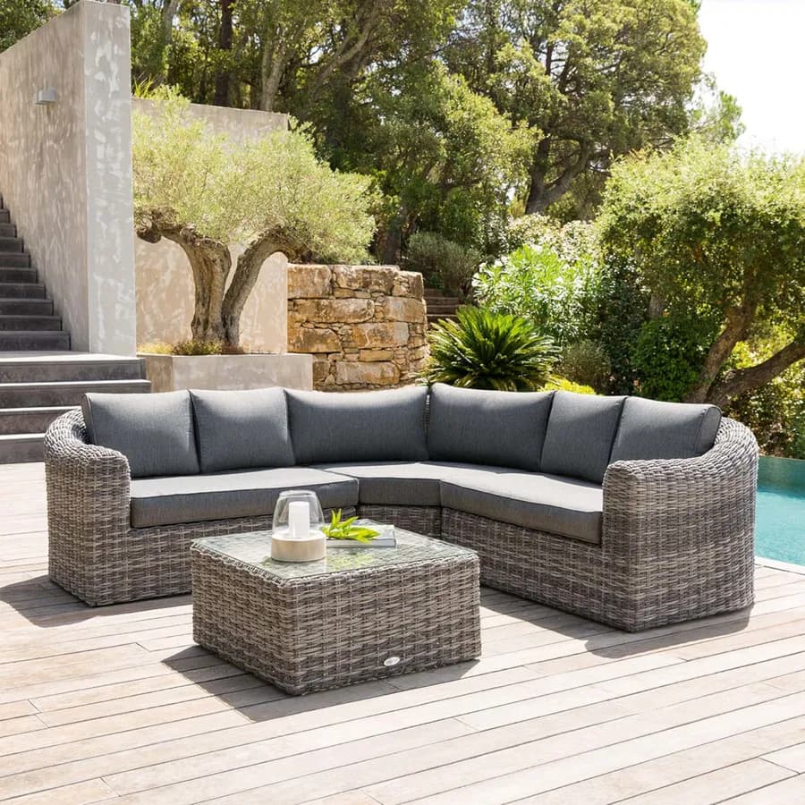 Set relax con divano angolare 5 posti e tavolino top in vetro in polyrattan grigio - Moreno