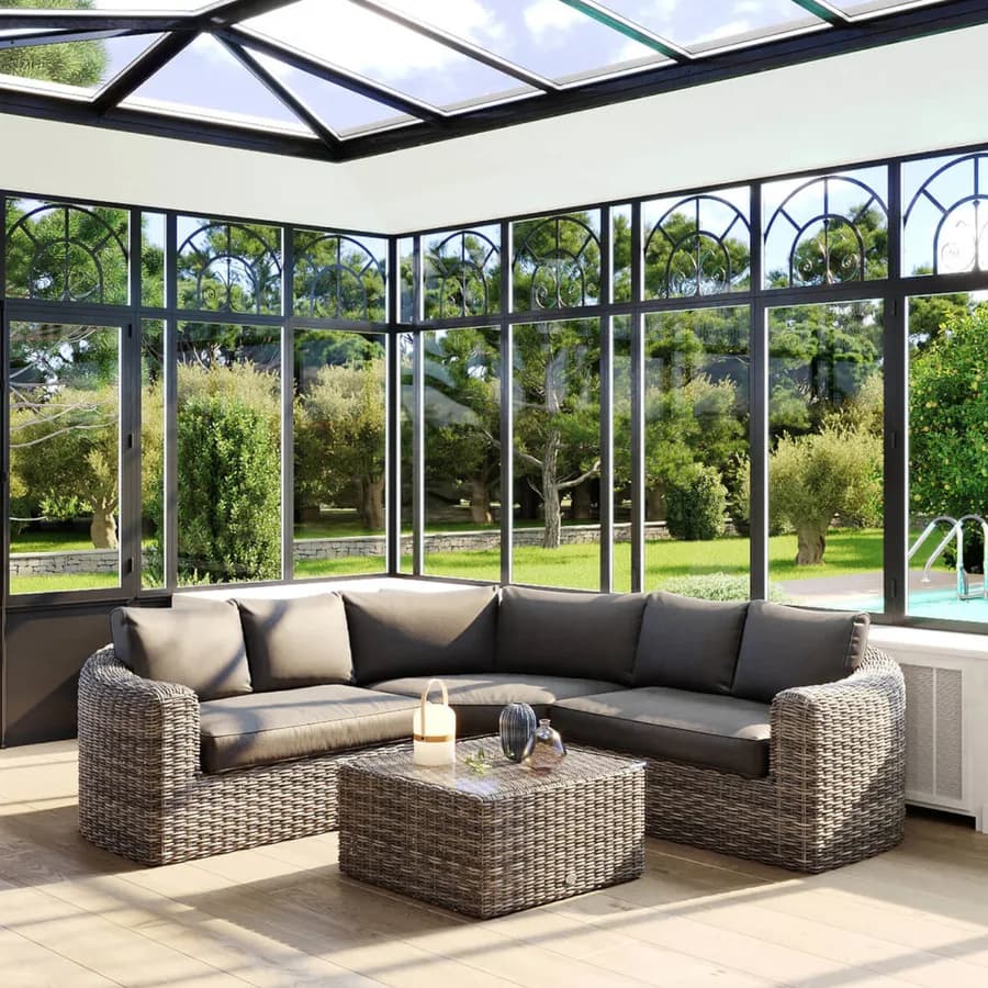 Set relax con divano angolare 5 posti e tavolino top in vetro in polyrattan grigio - Moreno