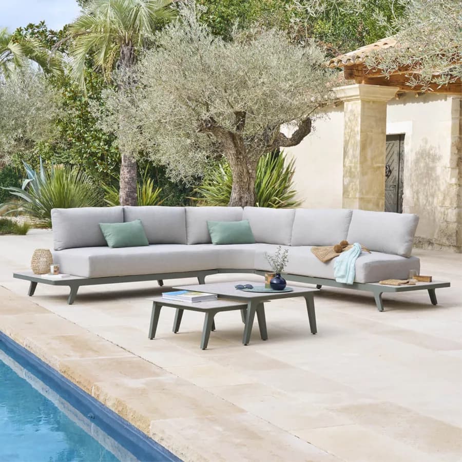Set relax con divano angolare e 2 tavolini in alluminio verde alloro effetto marmo e cuscini - Geng