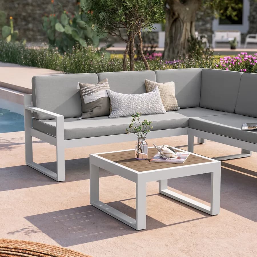 Set relax con divano angolare e tavolino in alluminio bianco con cuscini grigi - Kavos