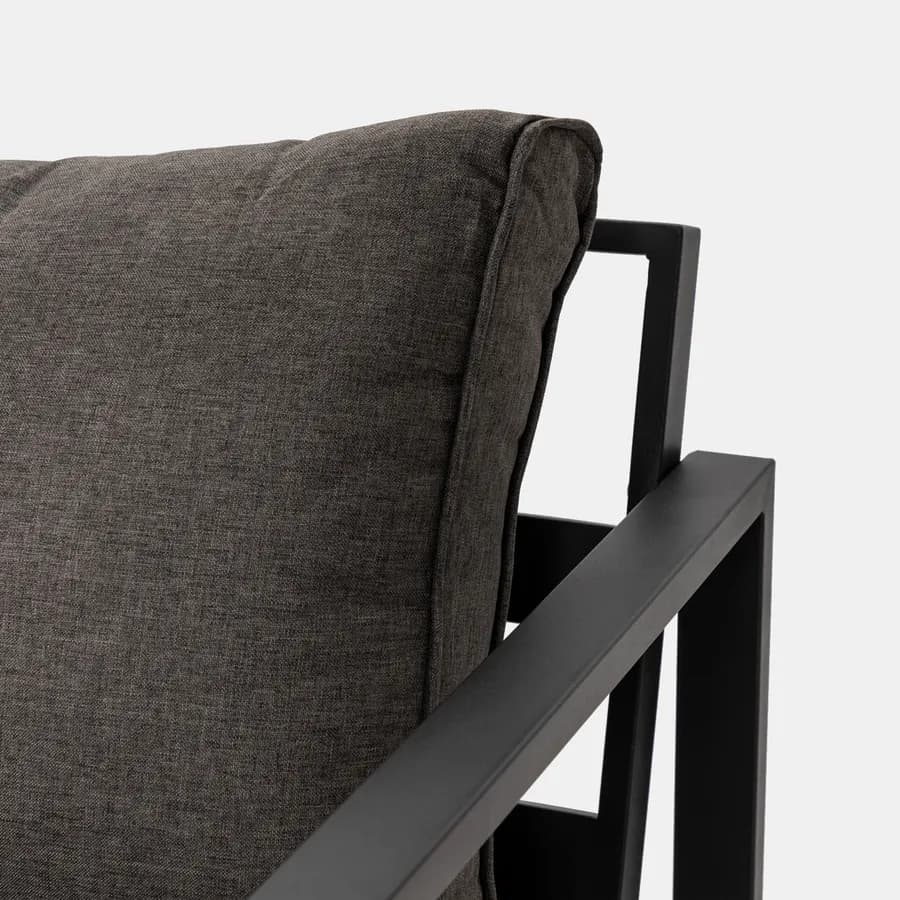 Set relax con divano due poltrone e tavolino in acciaio nero con cuscini grigi - Evelyn
