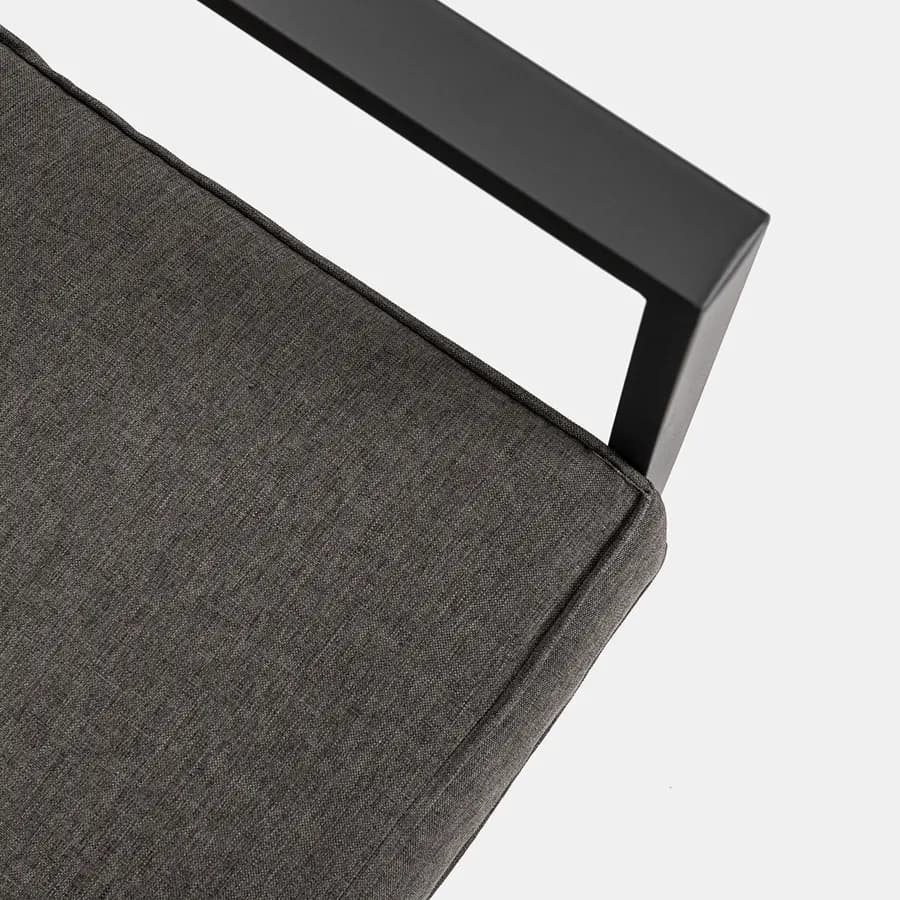 Set relax con divano due poltrone e tavolino in acciaio nero con cuscini grigi - Evelyn