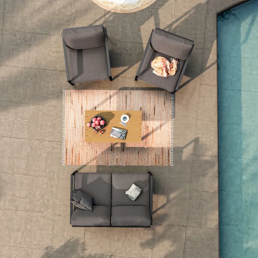 Set relax con divano due poltrone e tavolino in acciaio nero con cuscini grigi - Evelyn