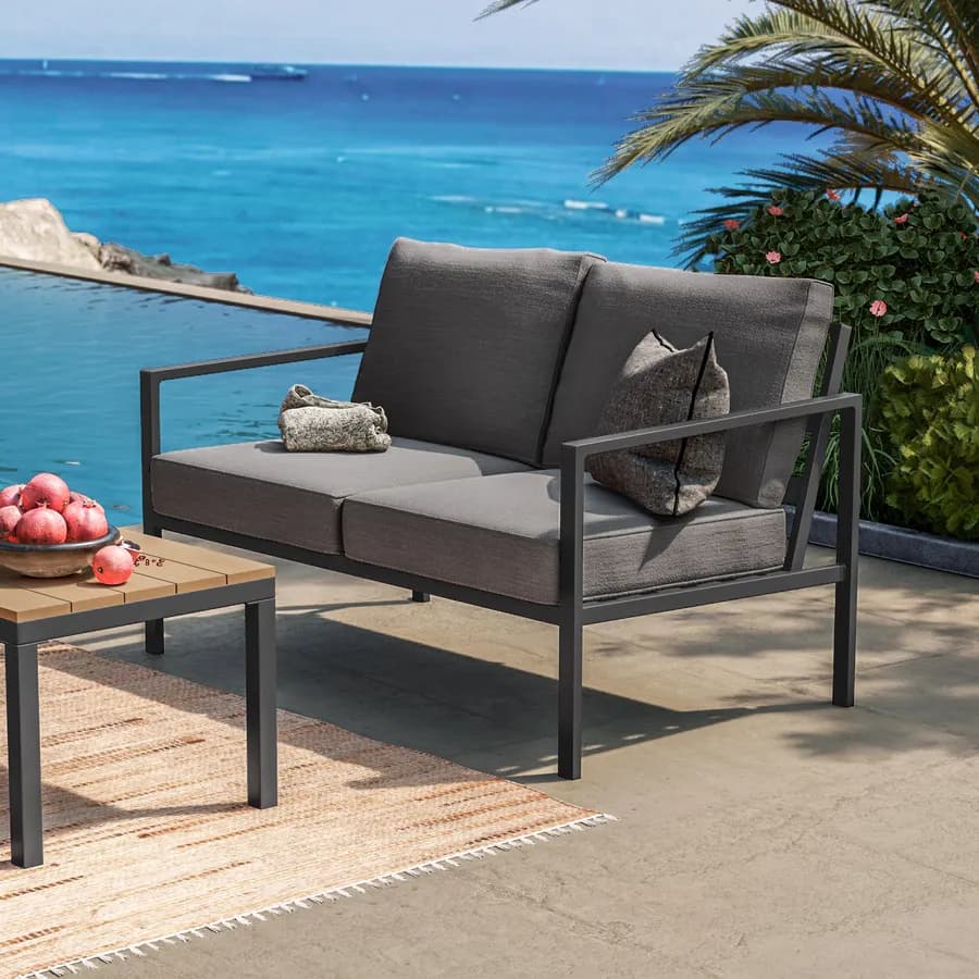 Set relax con divano due poltrone e tavolino in acciaio nero con cuscini grigi - Evelyn