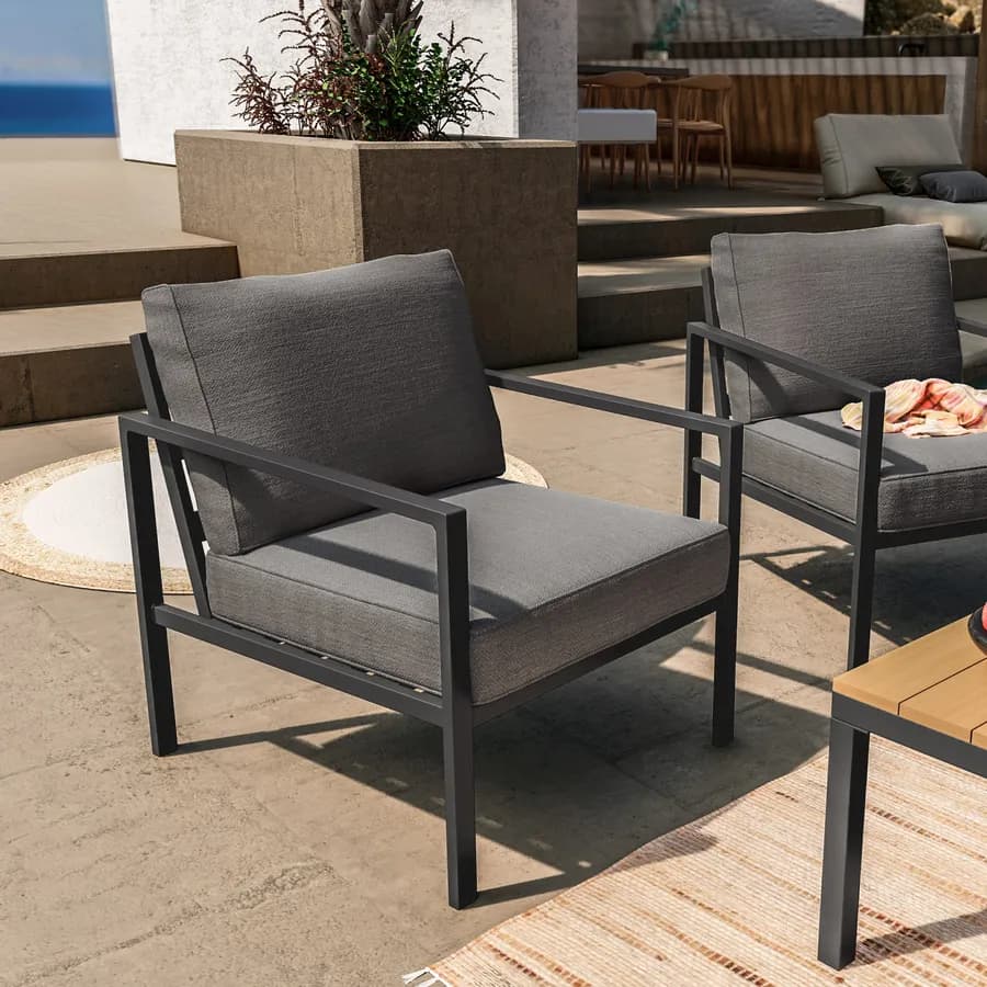 Set relax con divano due poltrone e tavolino in acciaio nero con cuscini grigi - Evelyn