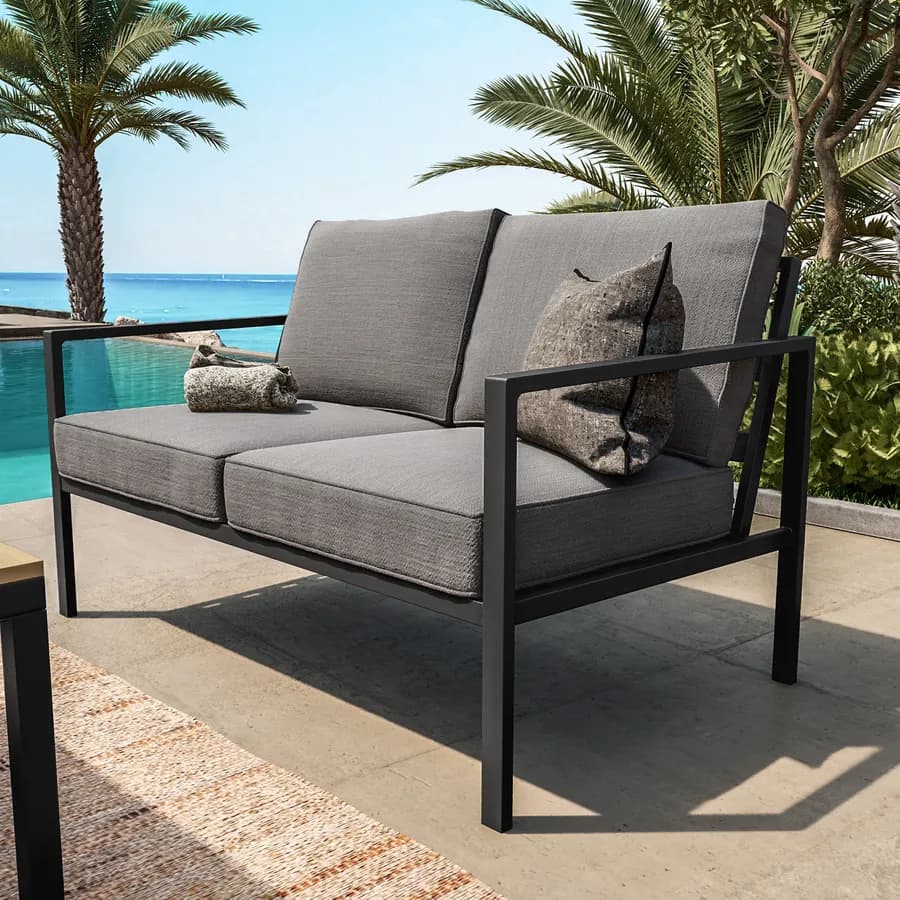 Set relax con divano due poltrone e tavolino in acciaio nero con cuscini grigi - Evelyn