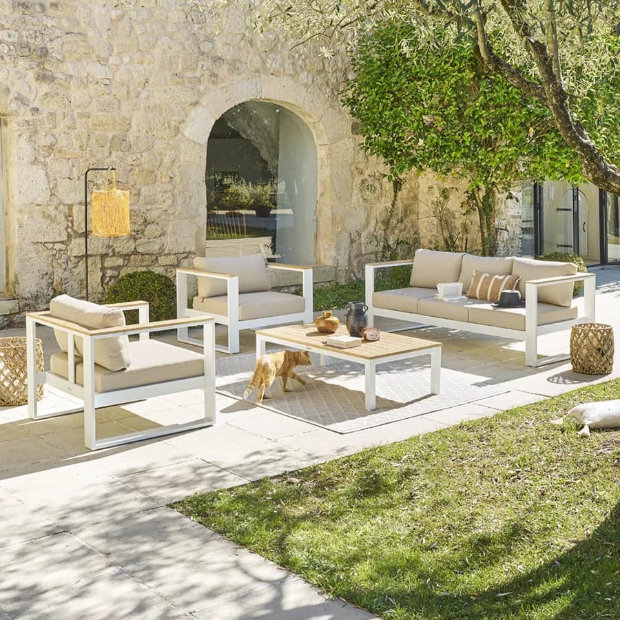 Set relax divano 2 poltrone e tavolino in alluminio bianco con dettagli in legno d'acacia - Ariona