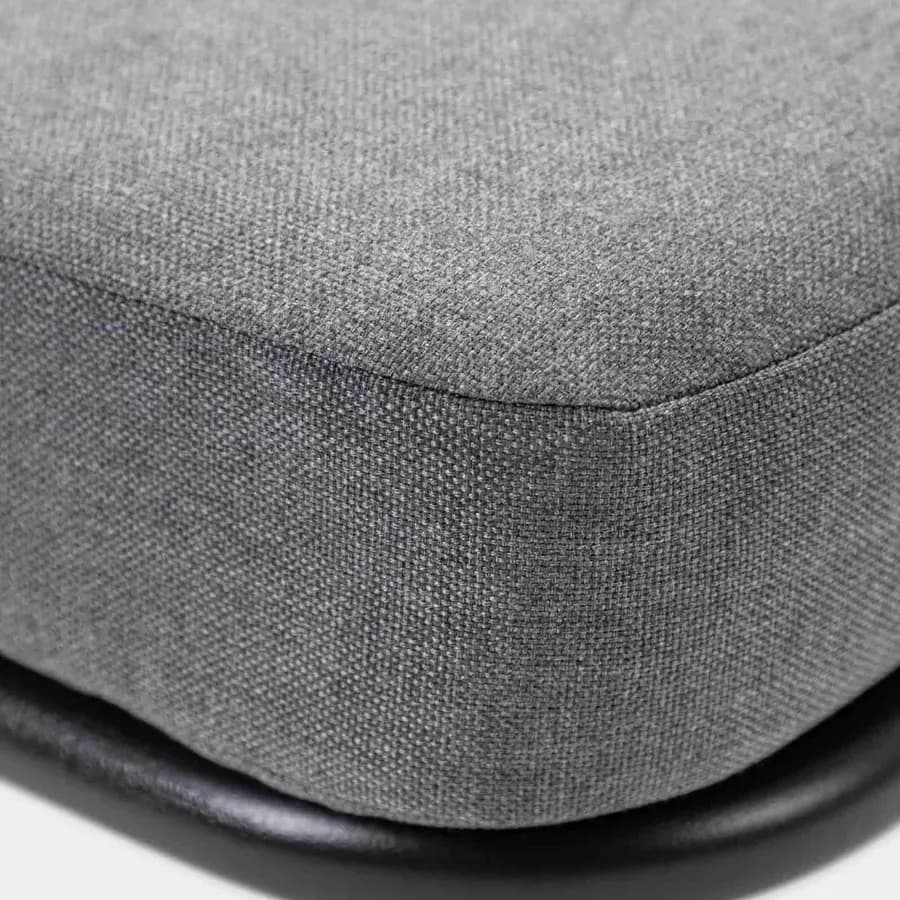 Set relax divano pouf e 2 tavolini in acciaio e polyrattan grigio - Klaus