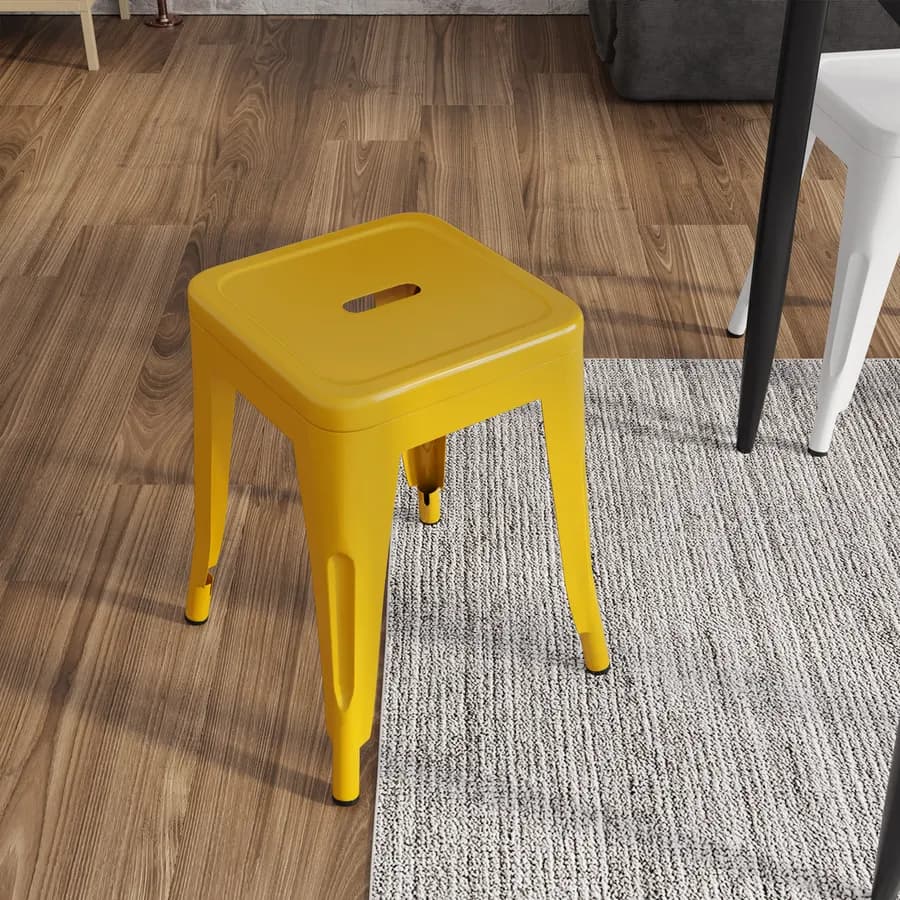Sgabello basso impilabile in metallo giallo stile industrial - Farley