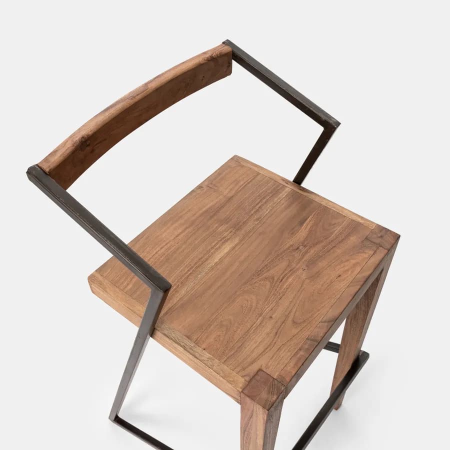 Sgabello impilabile in legno di acacia e metallo nero - Freia Acacia