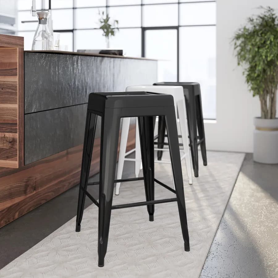 Sgabello impilabile stile industrial in metallo nero - Farley