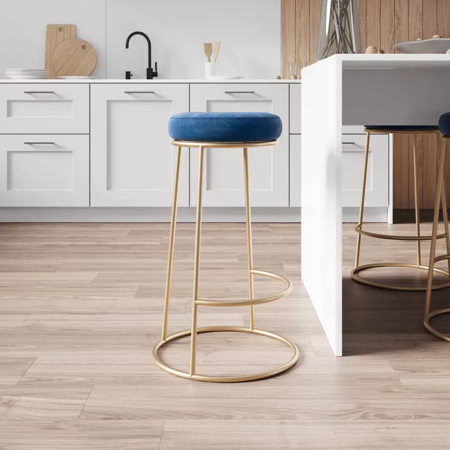 Sgabello in velluto blu con struttura tonda in metallo oro - Klent