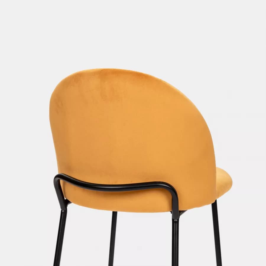 Sgabello in velluto giallo ocra con gambe e poggiapiedi in metallo nero - Zilla