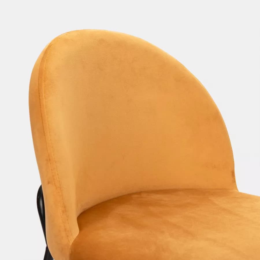 Sgabello in velluto giallo ocra con gambe e poggiapiedi in metallo nero - Zilla