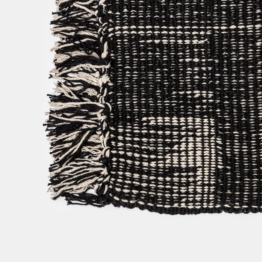 Tappeto 210x150 cm in cotone nero con frange