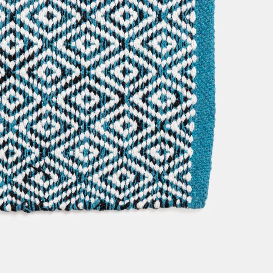 Tappeto 60x90 cm in cotone azzurro con frange e disegno geometrico