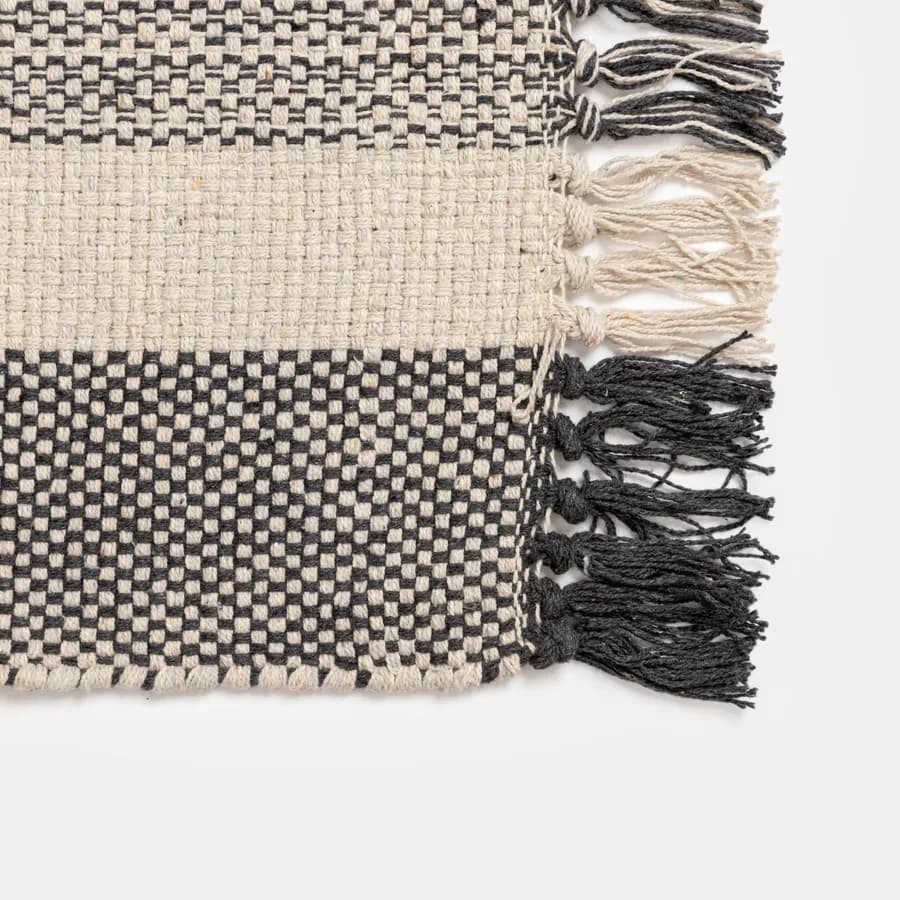 Tappeto 60x90 cm in cotone melange naturale e nero con frange