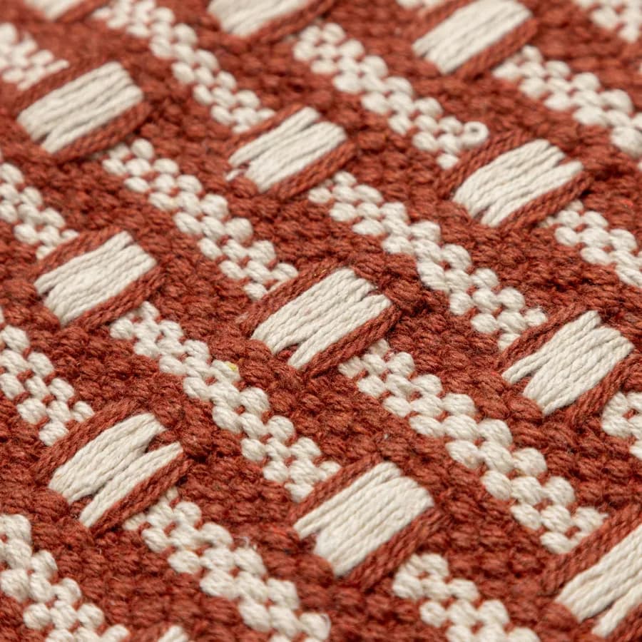 Tappeto 60x90 cm in cotone terracotta e bianco intrecciato con frange
