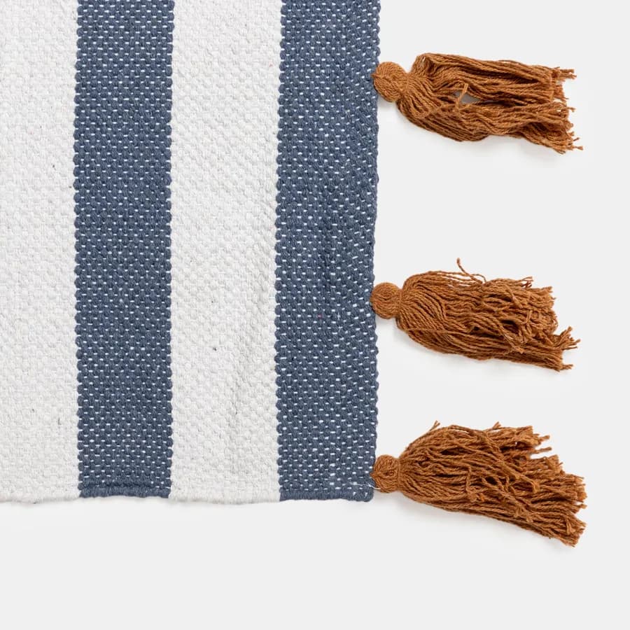 Tappeto 70x140 cm in cotone blu e bianco a strisce con nappine senape