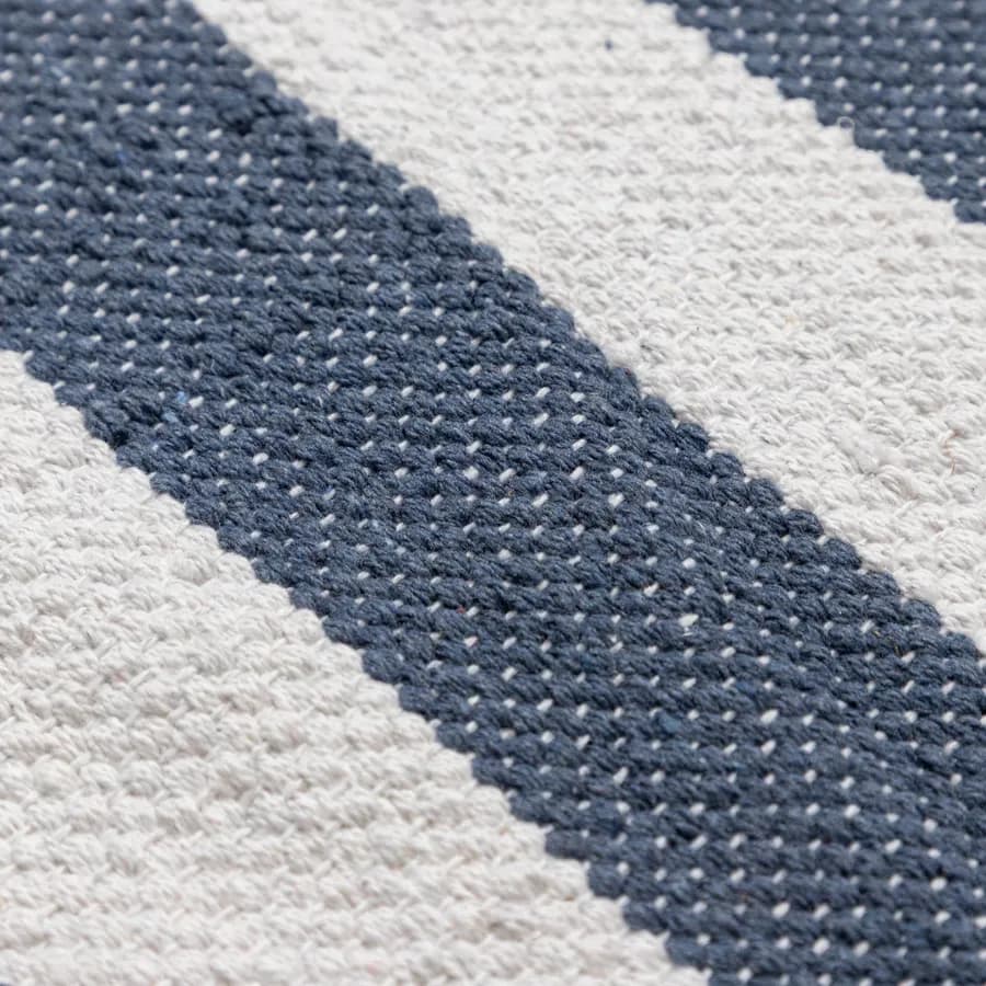 Tappeto 70x140 cm in cotone blu e bianco a strisce con nappine senape