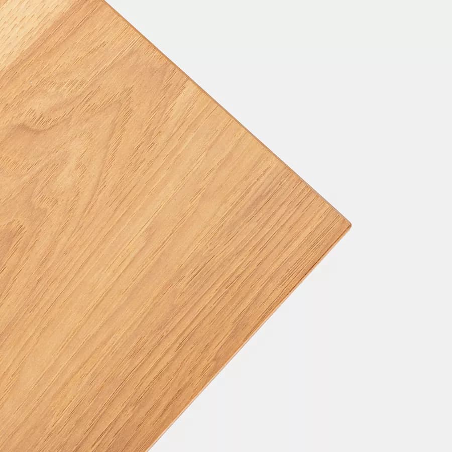 Tavolino 40x40 cm con ripiani effetto rovere e struttura in metallo bianco - Caio