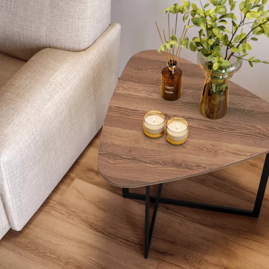 Tavolino triangolare 60x48h cm top in legno color castagno e gambe nere - Pebble
