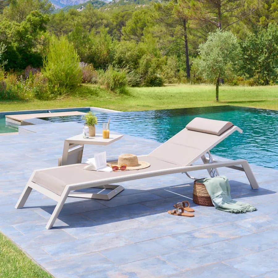Tavolino da esterno 44x44 cm in alluminio crema con portariviste - Coza