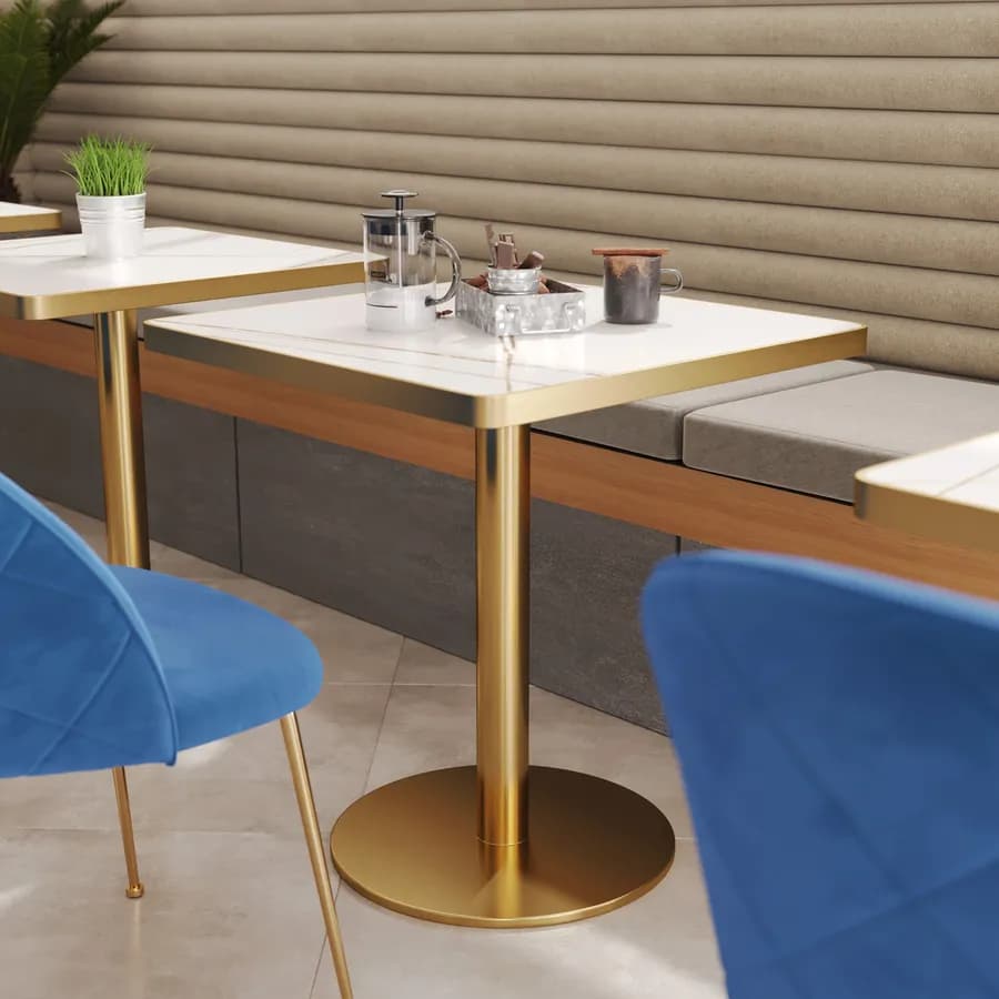 Tavolo 70x70 cm top in pietra siterizzata bianco effetto marmo e base oro in acciaio spazzolato - Caio Deluxe