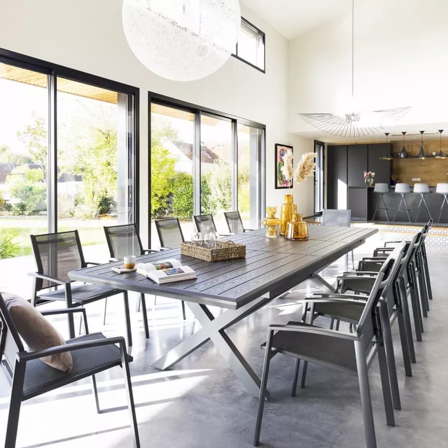 Tavolo allungabile da esterno 250/330x113 cm in alluminio grafite con top a doghe effetto legno - Jalime