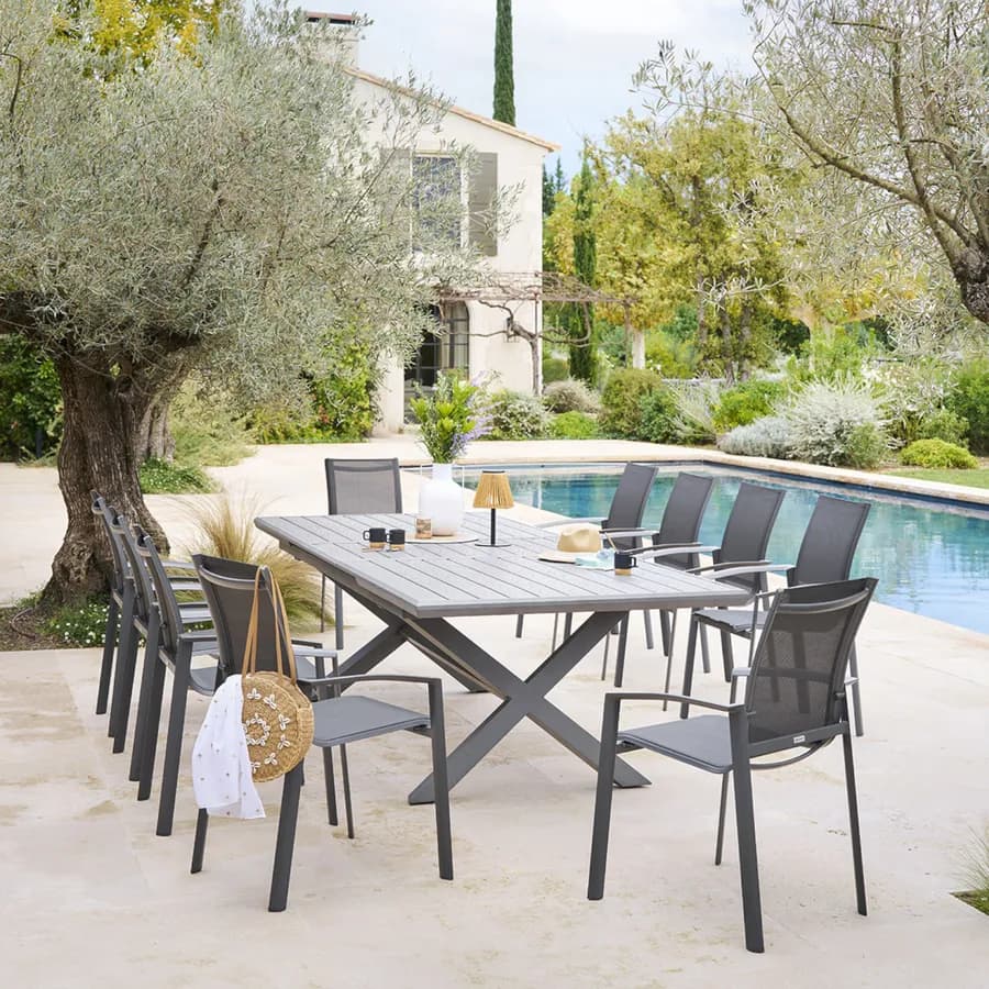 Tavolo allungabile da esterno 220/280x113 cm in alluminio grafite con top a doghe effetto legno - Jalime