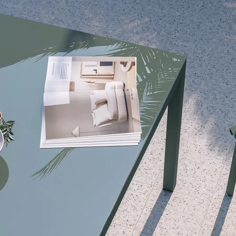 Tavolo da giardino 150x90 cm con top in vetro temperato e acciaio verde oliva - Tamika