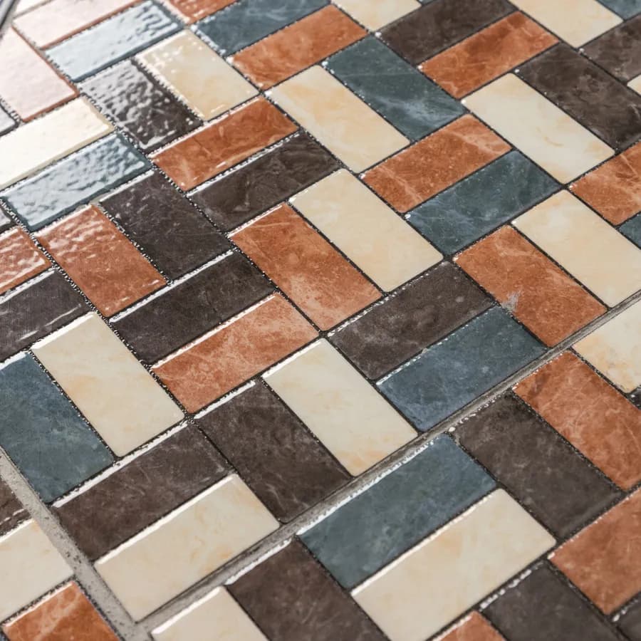 Tavolo da giardino rotondo 110 cm in metallo nero con mosaico patchwork in ceramica - Otranto