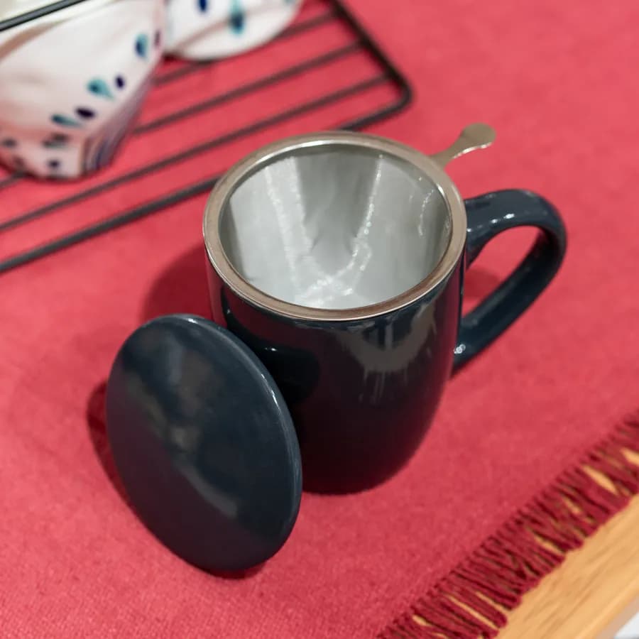 Tazza 32 cl in ceramica blu lucido con coperchio e filtro per infuso - Aeloria