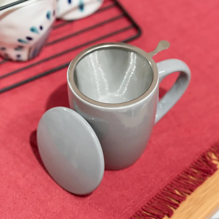 Tazza 32 cl in ceramica grigio lucido con coperchio e filtro per infuso - Aeloria