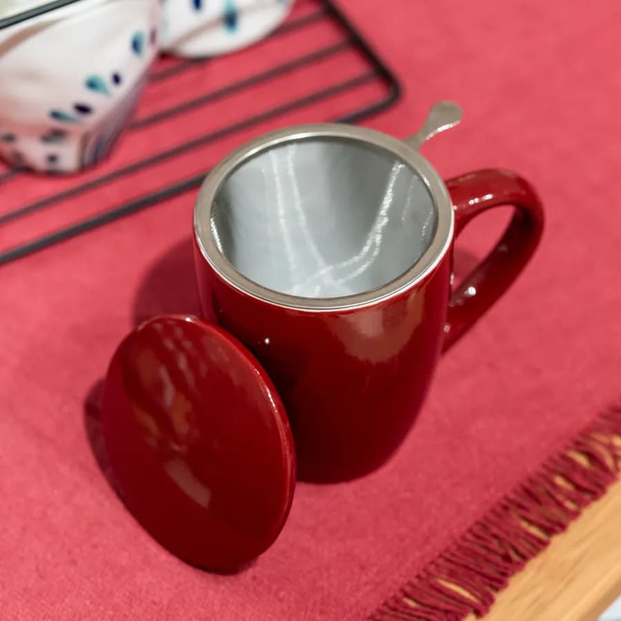 Tazza 32 cl in ceramica rosso lucido con coperchio e filtro per infuso - Aeloria