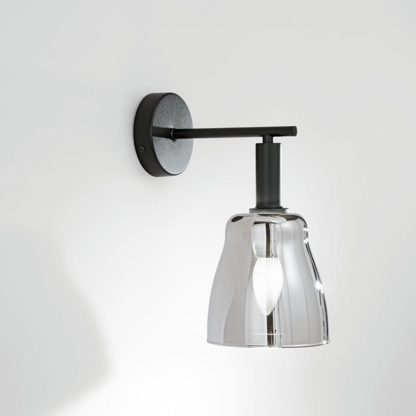 Applique da parete rotonda 14 cm in metallo nero con diffusore in vetro cromo