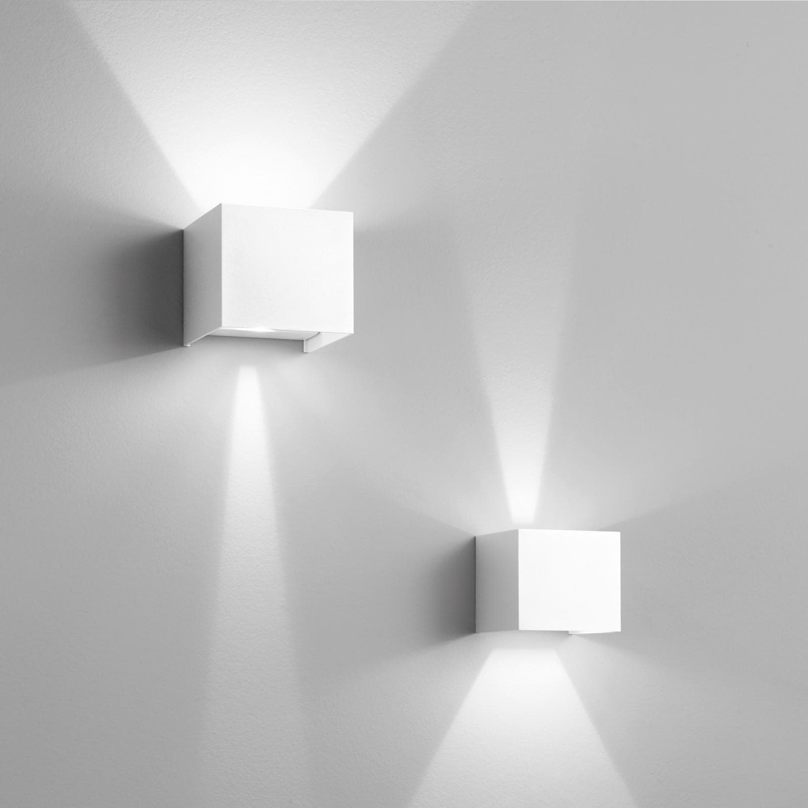 Applique LED biemissione da esterno 10x10 cm in alluminio bianco