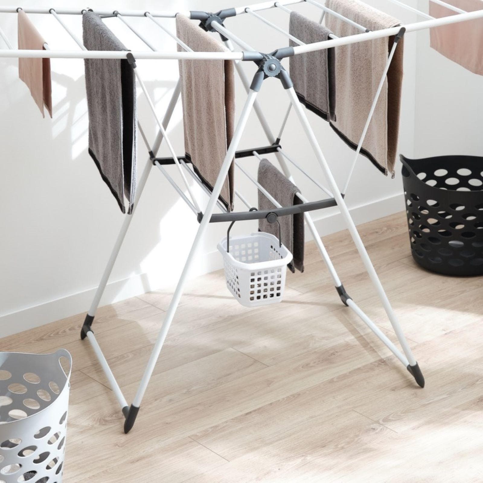 Cestino per molle 23x18h cm bianco con gancio