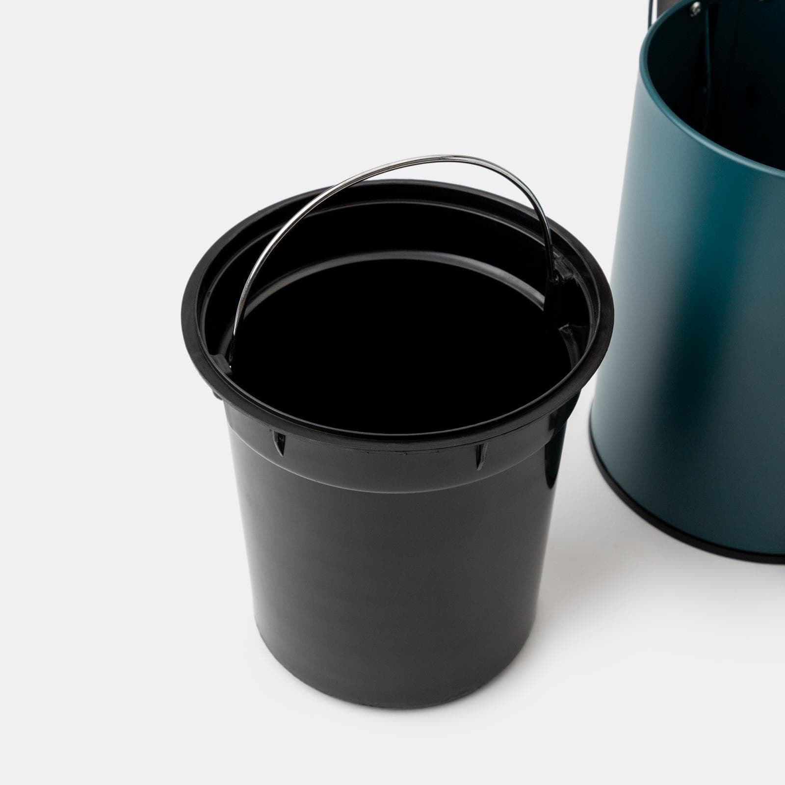 Cestino portarifiuti 3 litri in metallo blu petrolio con pedale e coperchio in bambù - Scottie