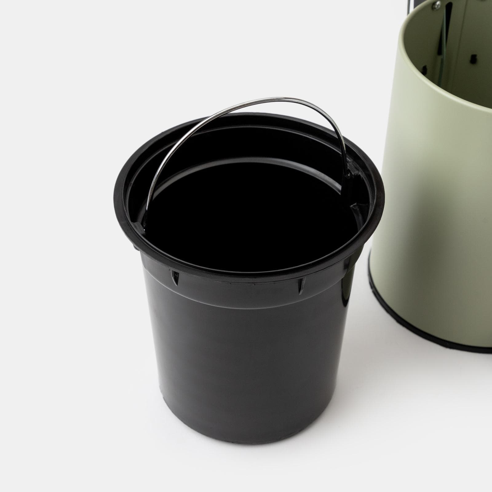 Cestino portarifiuti 3 litri in metallo verde salvia con pedale e coperchio in bambù - Scottie