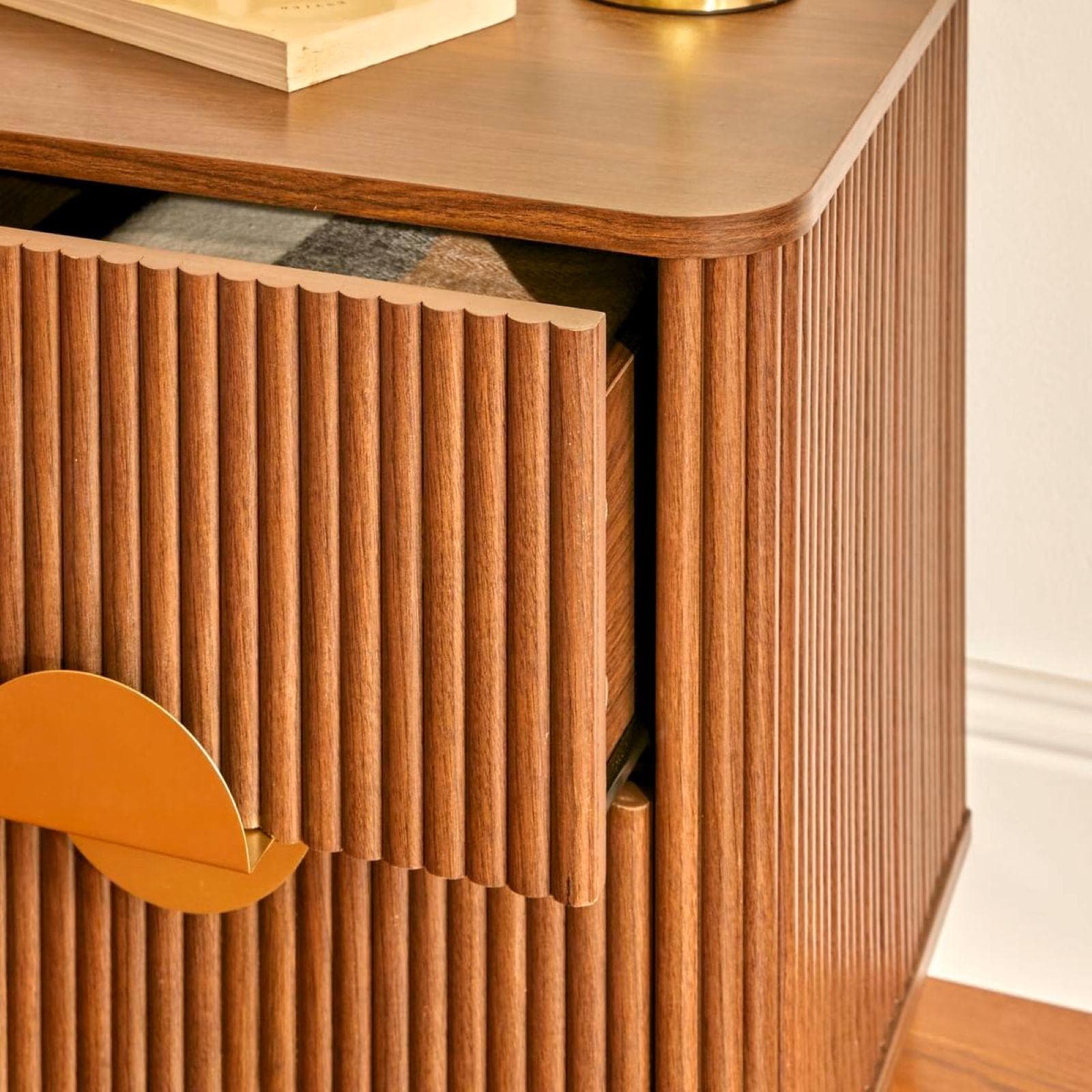 Comodino 45x50h cm in legno effetto noce cannettato e oro con 2 cassetti - Yuna