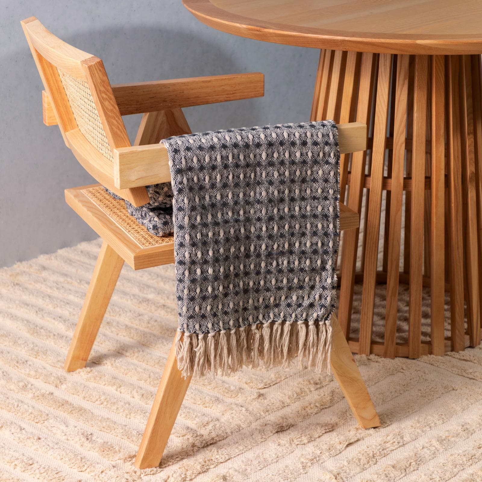 Coperta 170x130 cm in cotone grigio con frange