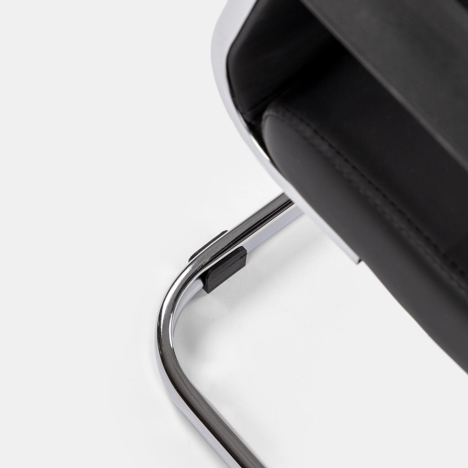 Set 2 poltrone da ufficio in similpelle nero con struttura a slitta cromo - Senior