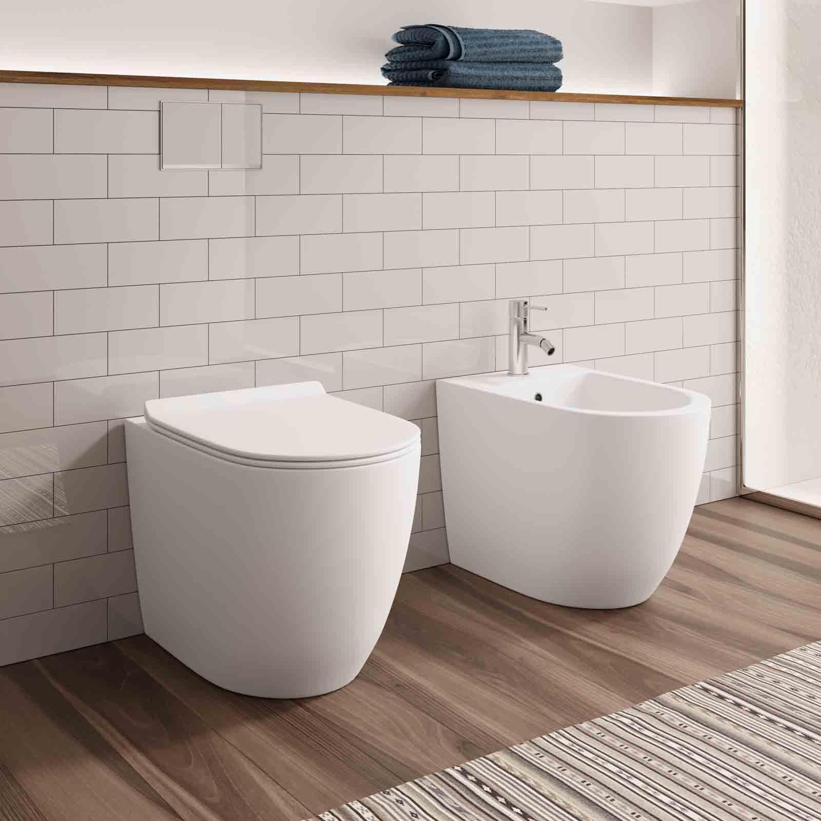 Coppia sanitari filomuro in ceramica bianco opaco con sedile copriwc softclose