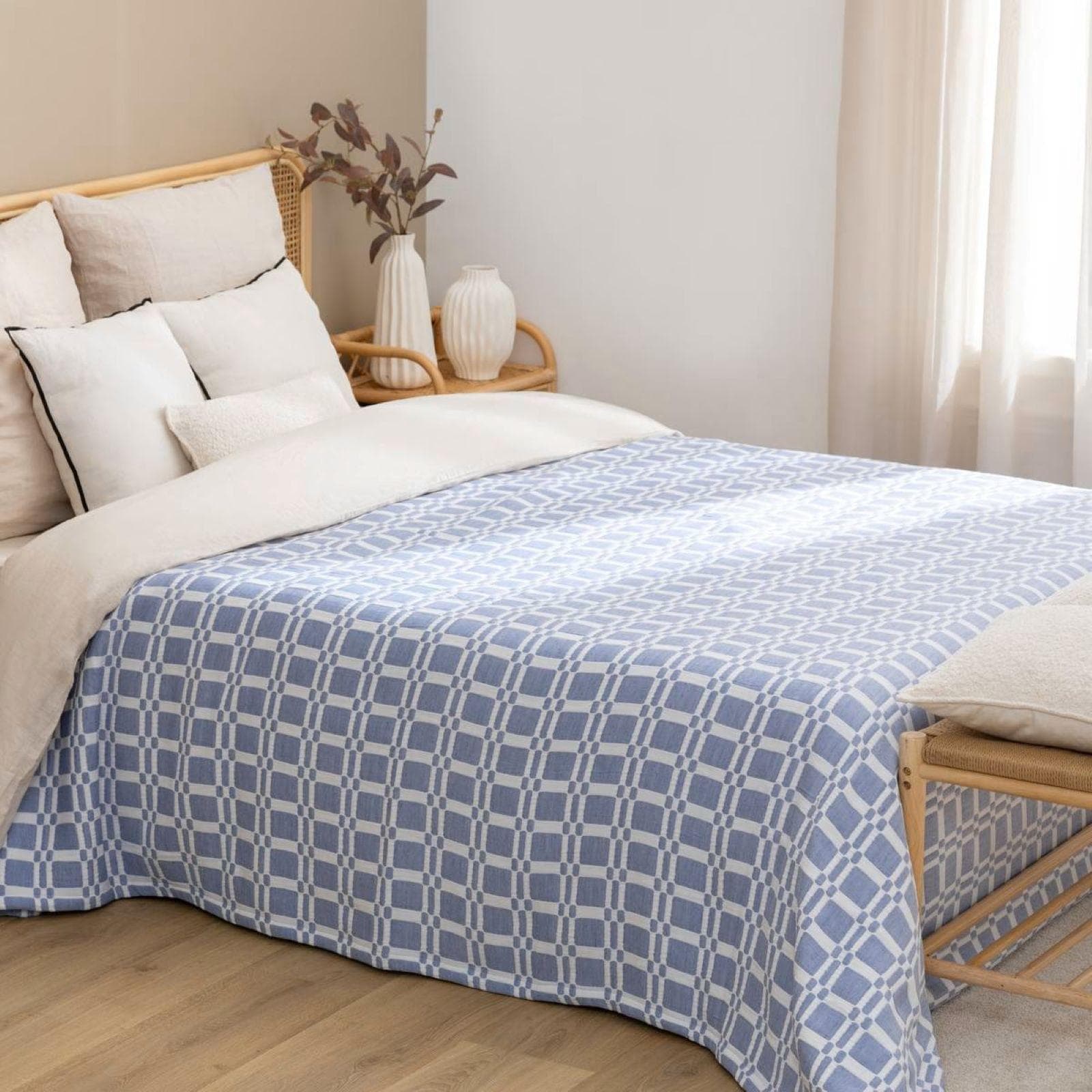 Copriletto 260x240 cm reversibile in tessuto blu e bianco
