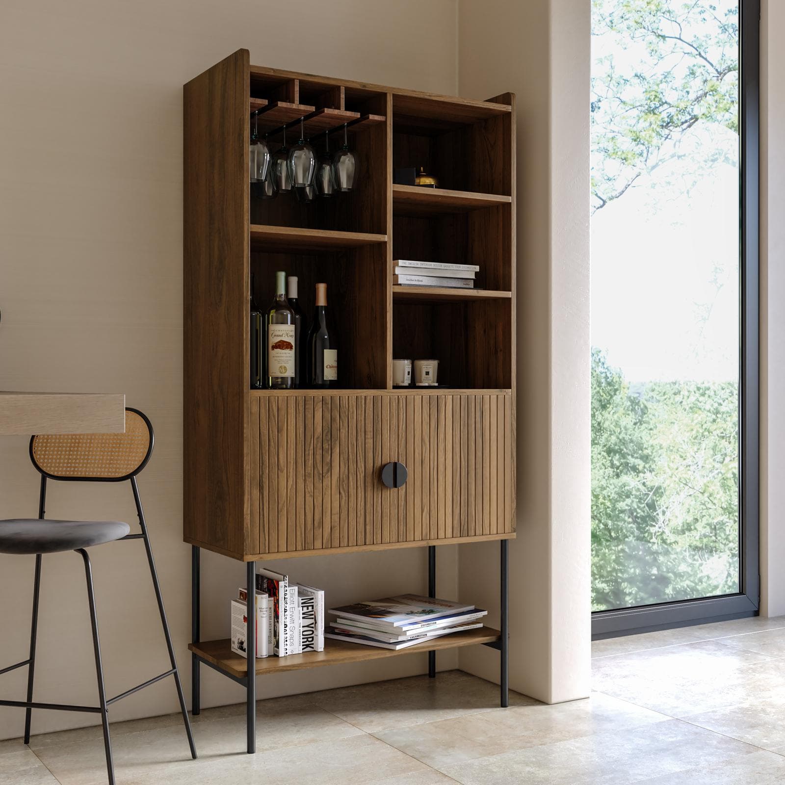 Credenza 79x166h cm con 2 ante soft close noce cannettato e portabottiglie interno con gambe in metallo nero - Ozma