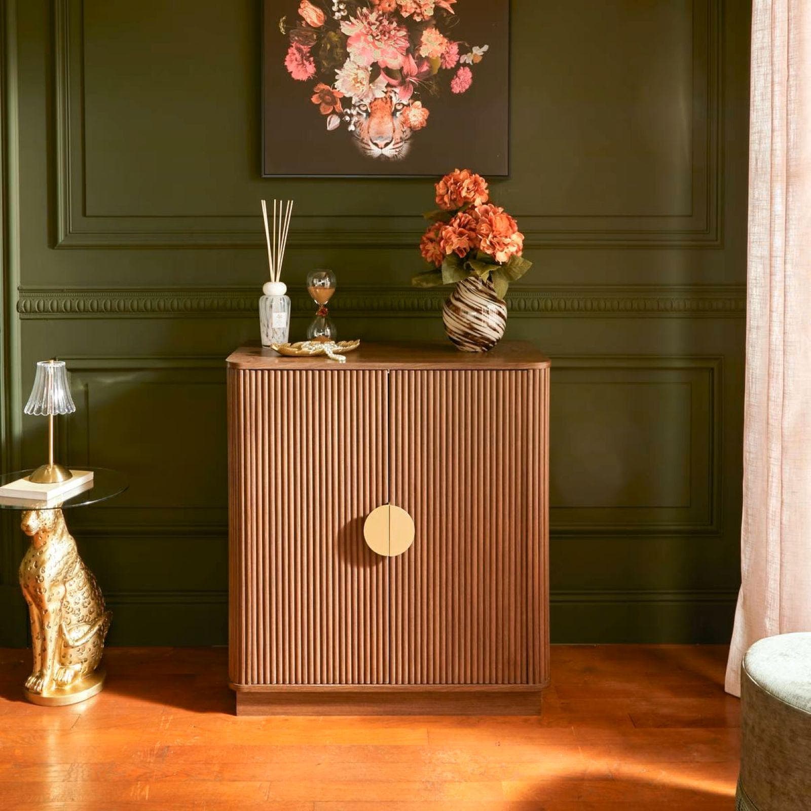 Credenza 80x85h cm in legno effetto noce cannettato e oro con 2 ante - Yuna