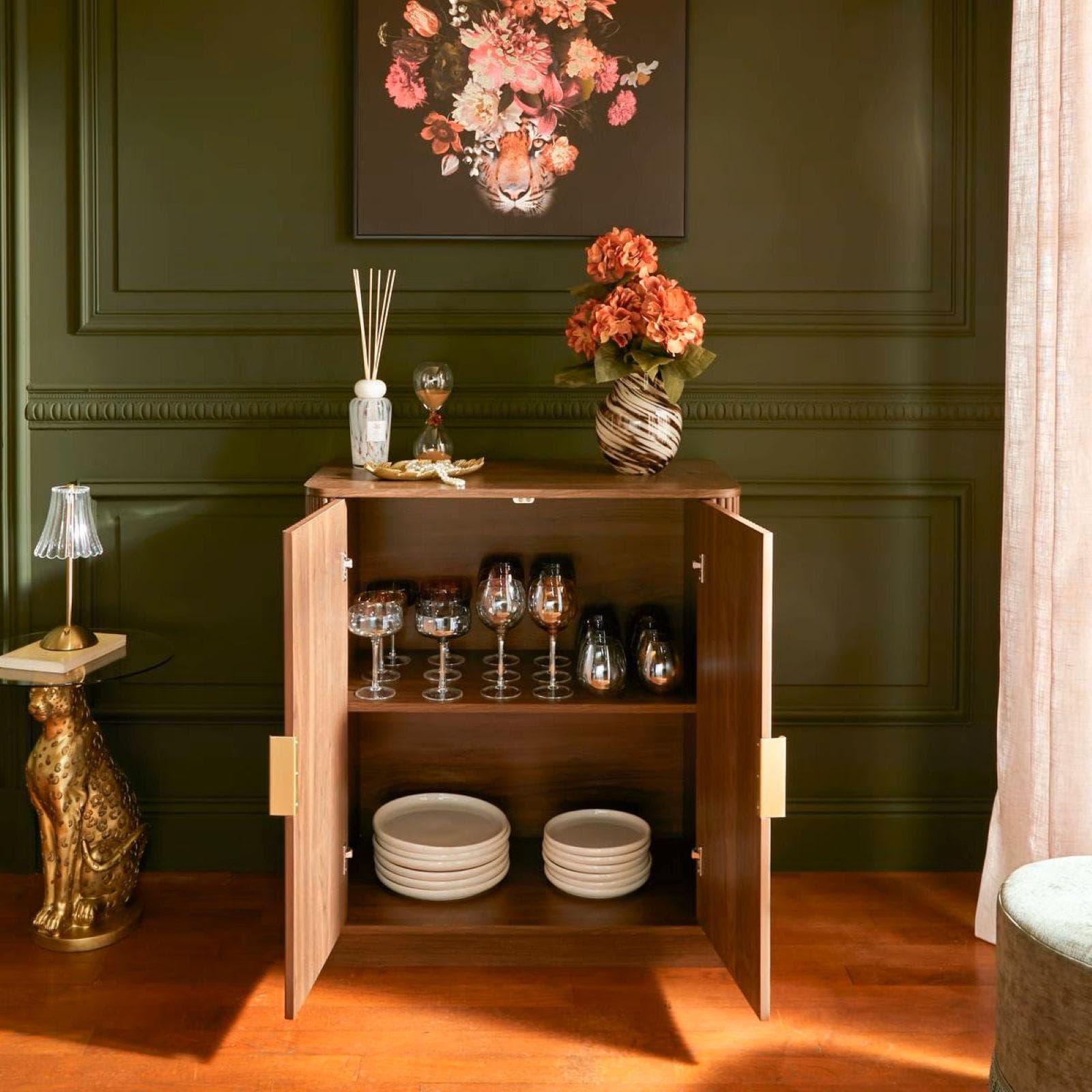 Credenza 80x85h cm in legno effetto noce cannettato e oro con 2 ante - Yuna