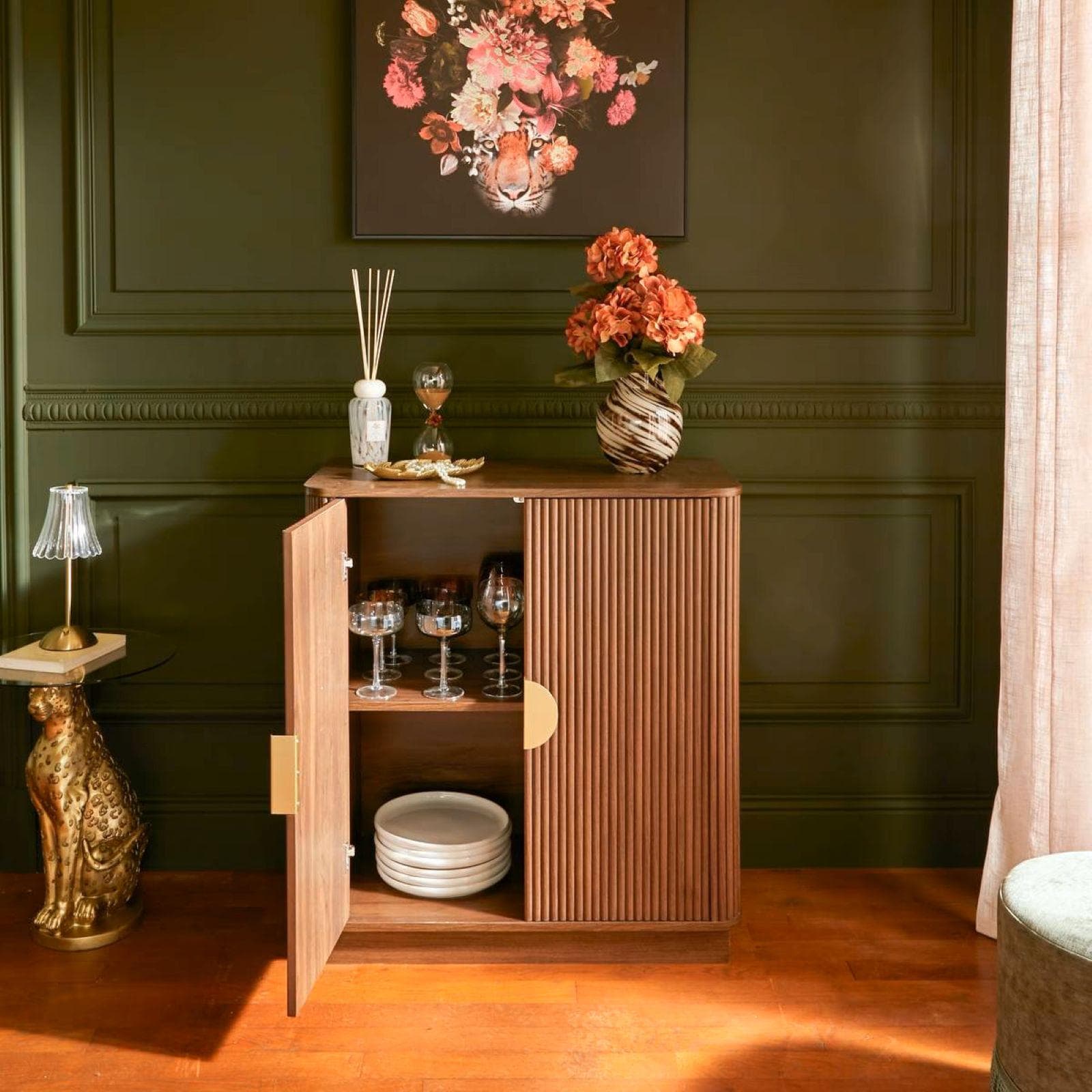Credenza 80x85h cm in legno effetto noce cannettato e oro con 2 ante - Yuna