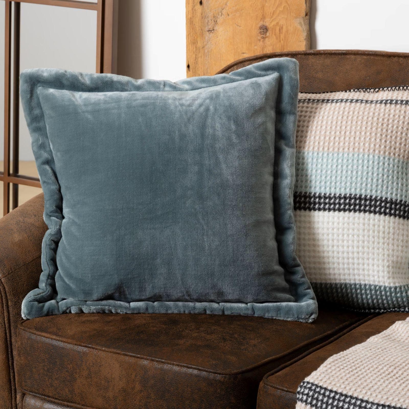 Cuscino 45x45 cm sfoderabile in velluto blu chiaro - Coccoloso